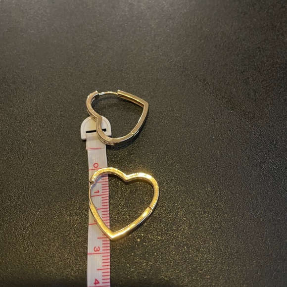 Gorgeous 18K Gold Plated ♥️ Earrings - Picture 3 of 7